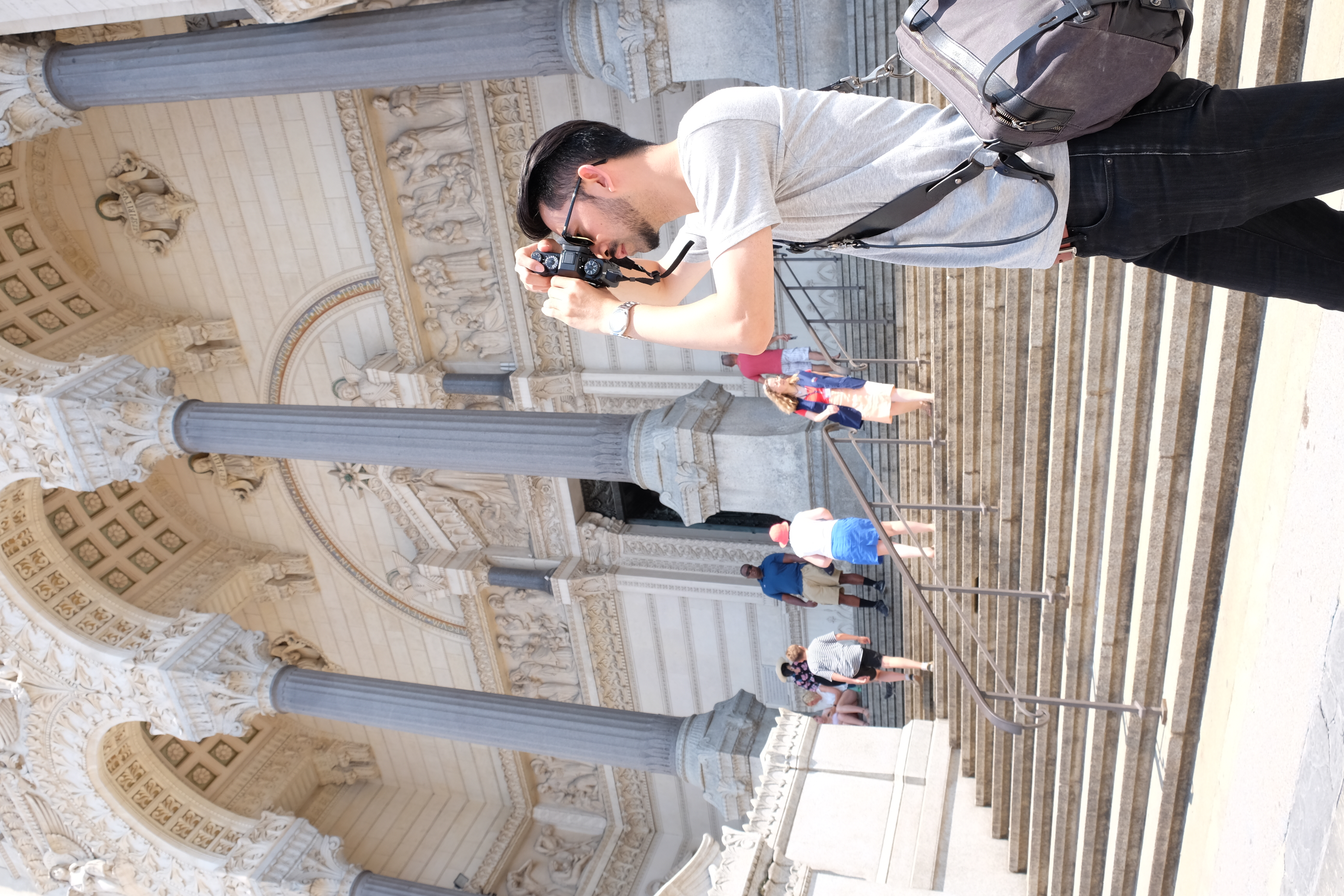 This is Lin Hao-Bai's personal photo from when he was traveling in Europe and taking the photograph outside.這是林浩白在歐洲旅行時在戶外拍攝的個人照片。